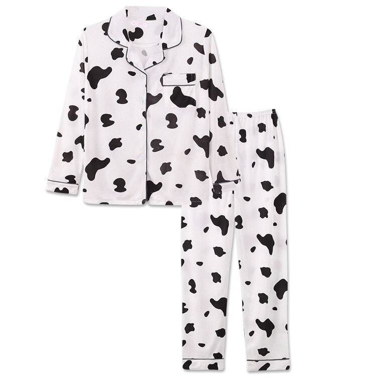Pyjama met doorknoopshirt en lange broek, uitvoering koeienprint, plat neergelegd