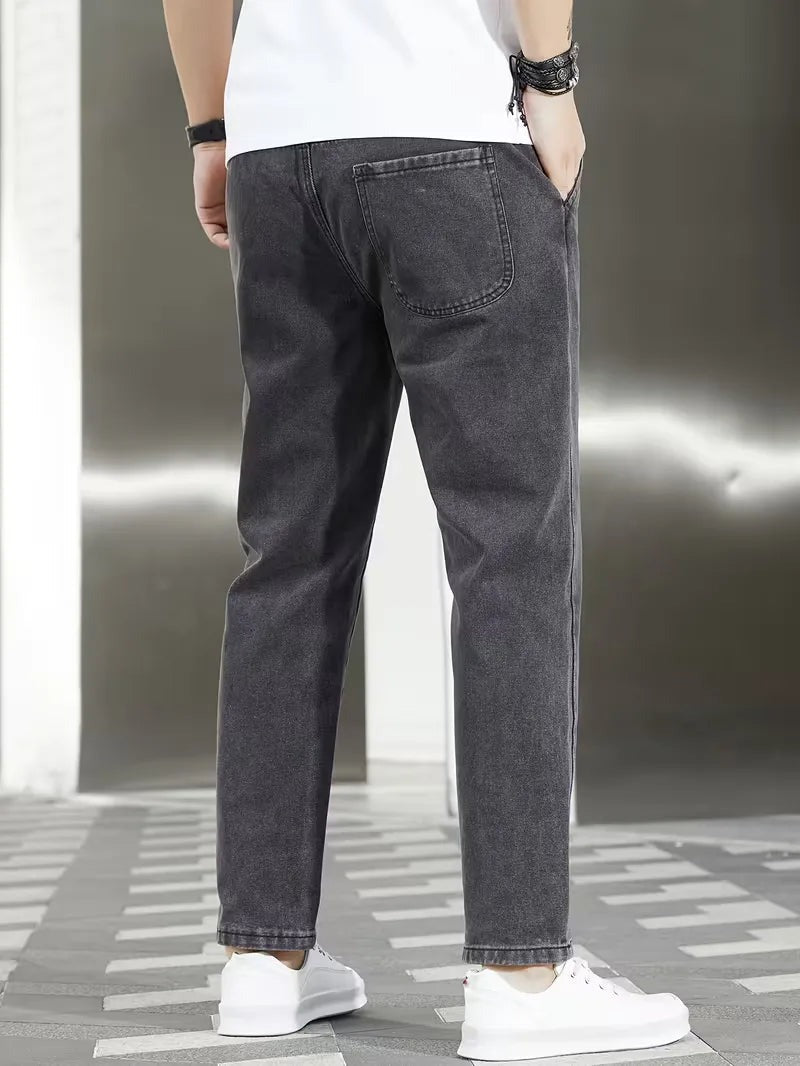 Joggerjeans voor heren in donkergrijs met trekkoord, gedragen, achterkant