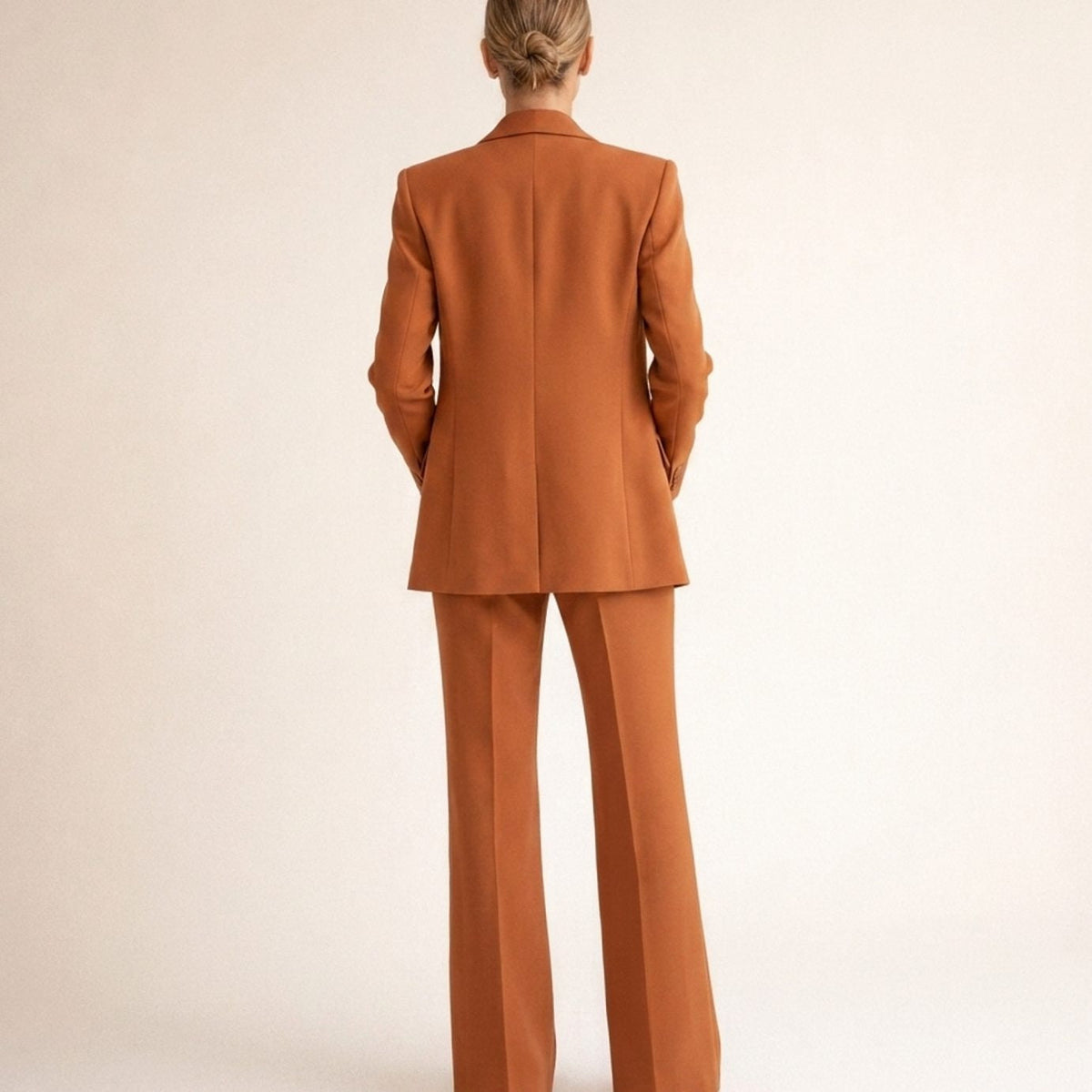 Broekpak met blazer met één knoop en wijde broek in bruin, gedragen, achteraanzicht