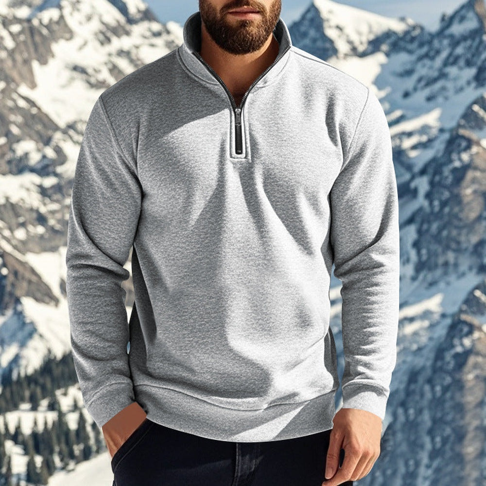 Man in een lichtgrijze gevoerde trui met korte rits voor besneeuwde toppen | Boutique Moda