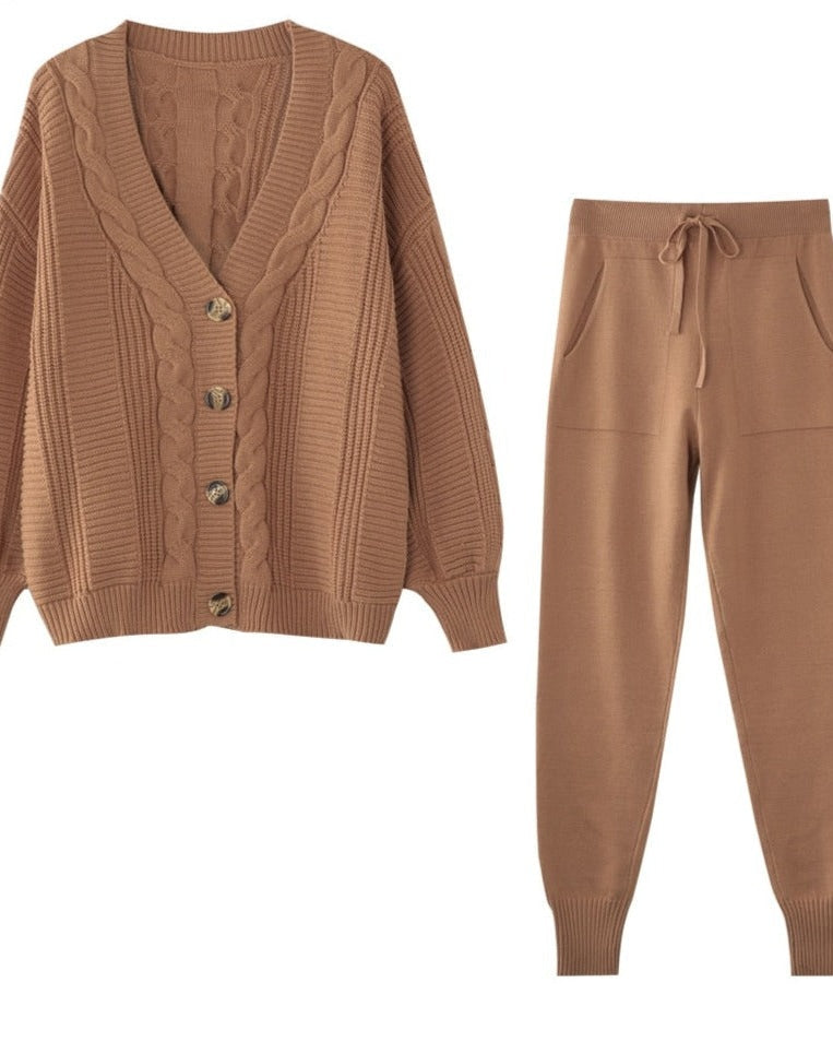 Gebreid huispak met kabelvest in camel, plat neergelegd