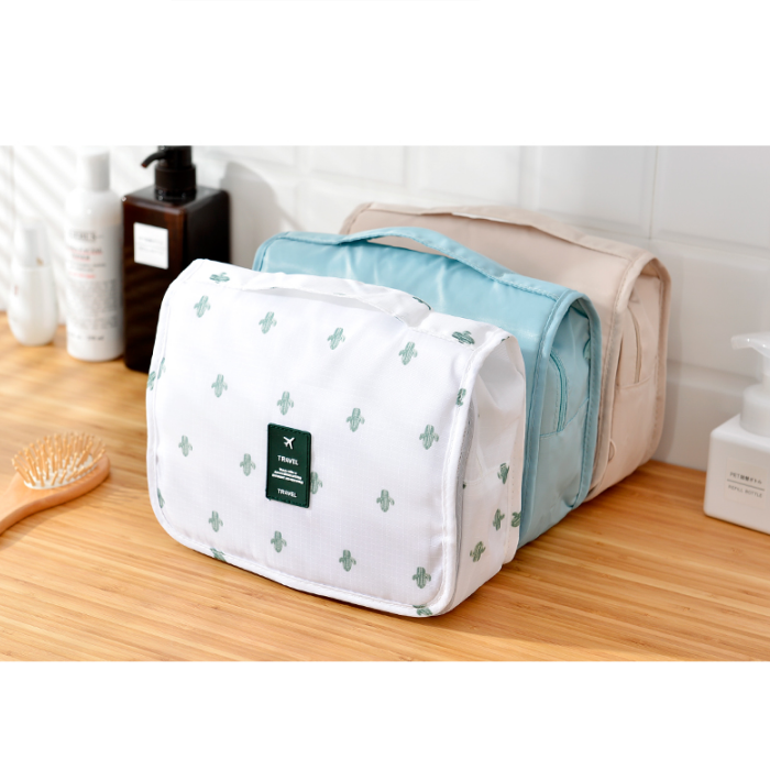 Witte en mintgroene toilettassen met cactusprint, plat op houten oppervlak getoond | Boutique Moda