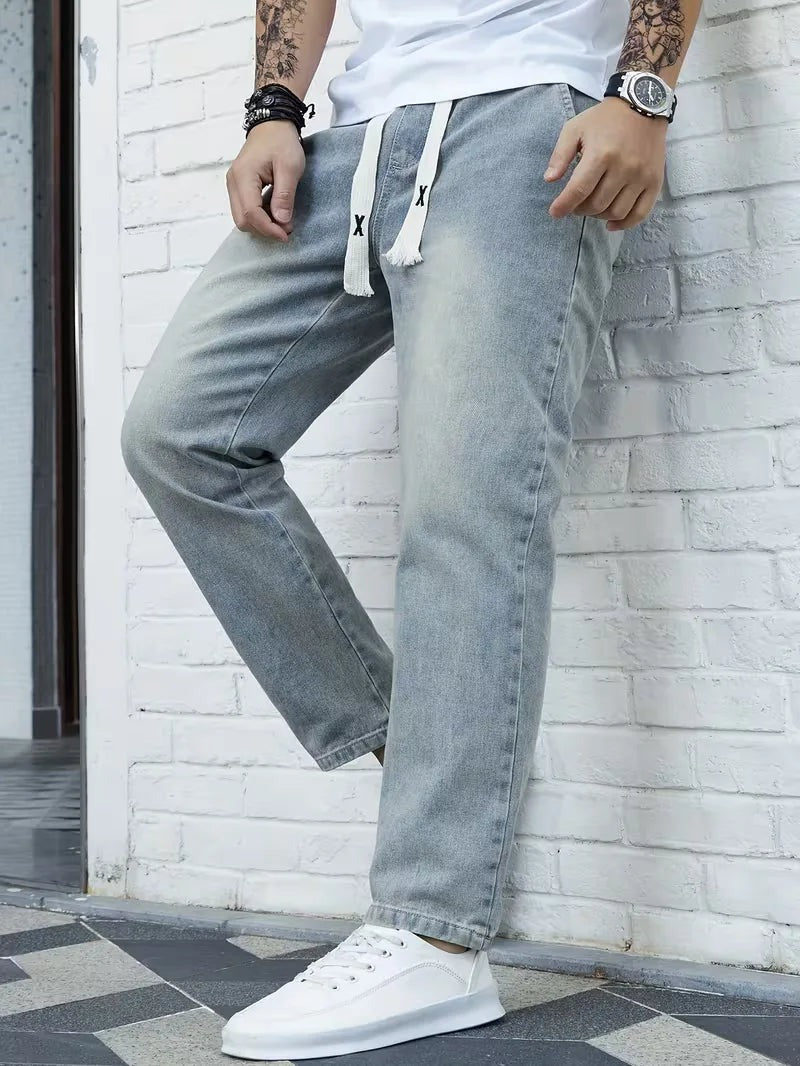 Joggerjeans voor heren in vintageblauw met trekkoord, gedragen, voorkant