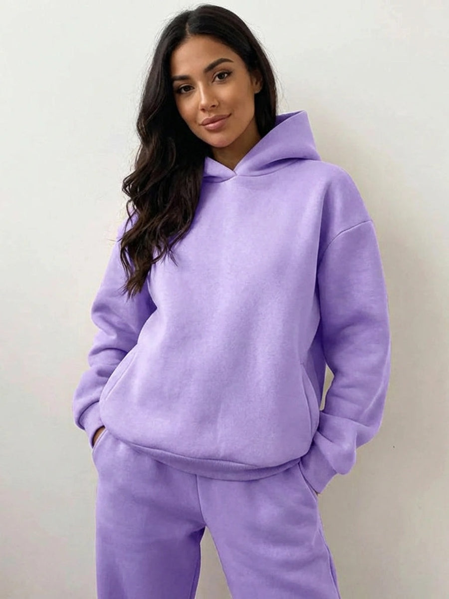Oversized hoodie en joggingbroek in lila, handen in de zakken