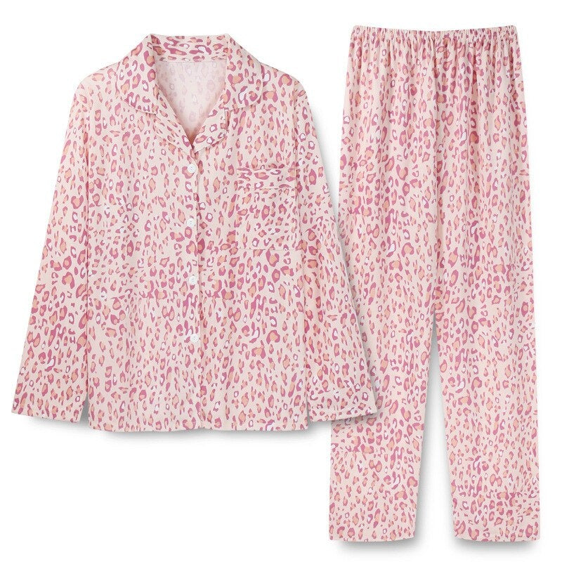 Pyjama met doorknoopshirt en lange broek, uitvoering roze luipaard, plat neergelegd