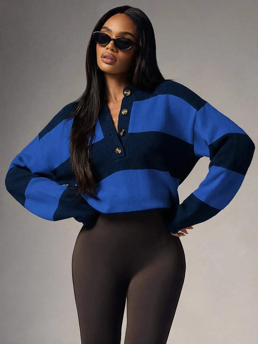 Oversized trui met brede strepen en knoopjes in marine/blauw, gedragen