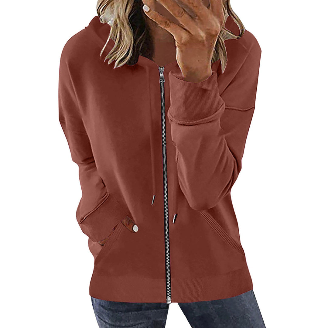 Vrouw in een steenrood sweatvest met grote capuchon en ribboorden | Boutique Moda