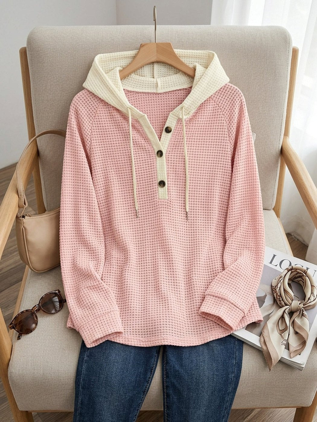 Wafelhoodie in Roze/Crème aan een kleerhanger over een fauteuil | Boutique Moda
