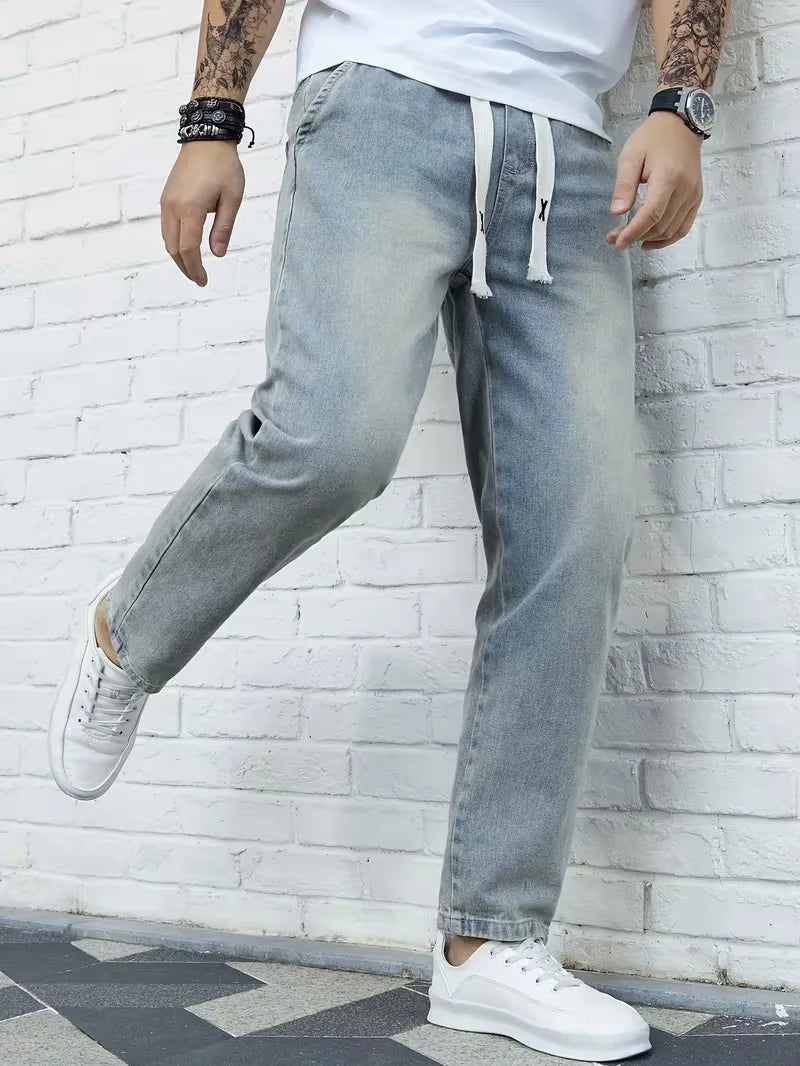 Joggerjeans voor heren in vintageblauw met trekkoord, gedragen, voorkant