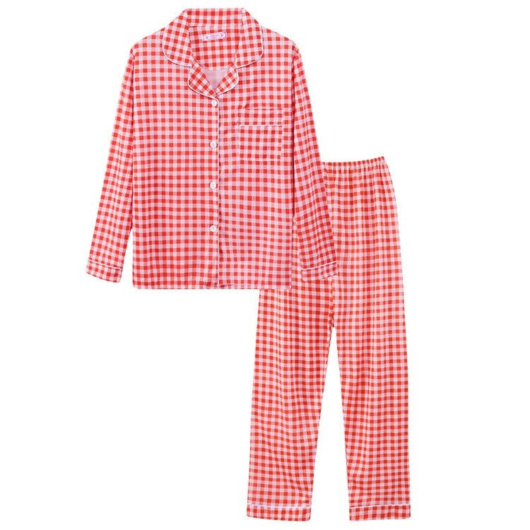 Pyjama met doorknoopshirt en lange broek, uitvoering rood ruitje, plat neergelegd