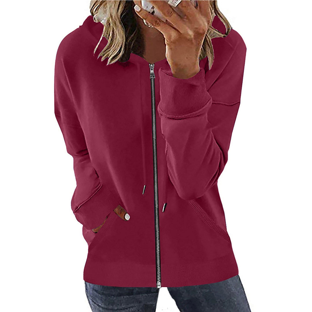 Vrouw in een bordeauxrood sweatvest met doorlopende rits, hand in de zak | Boutique Moda