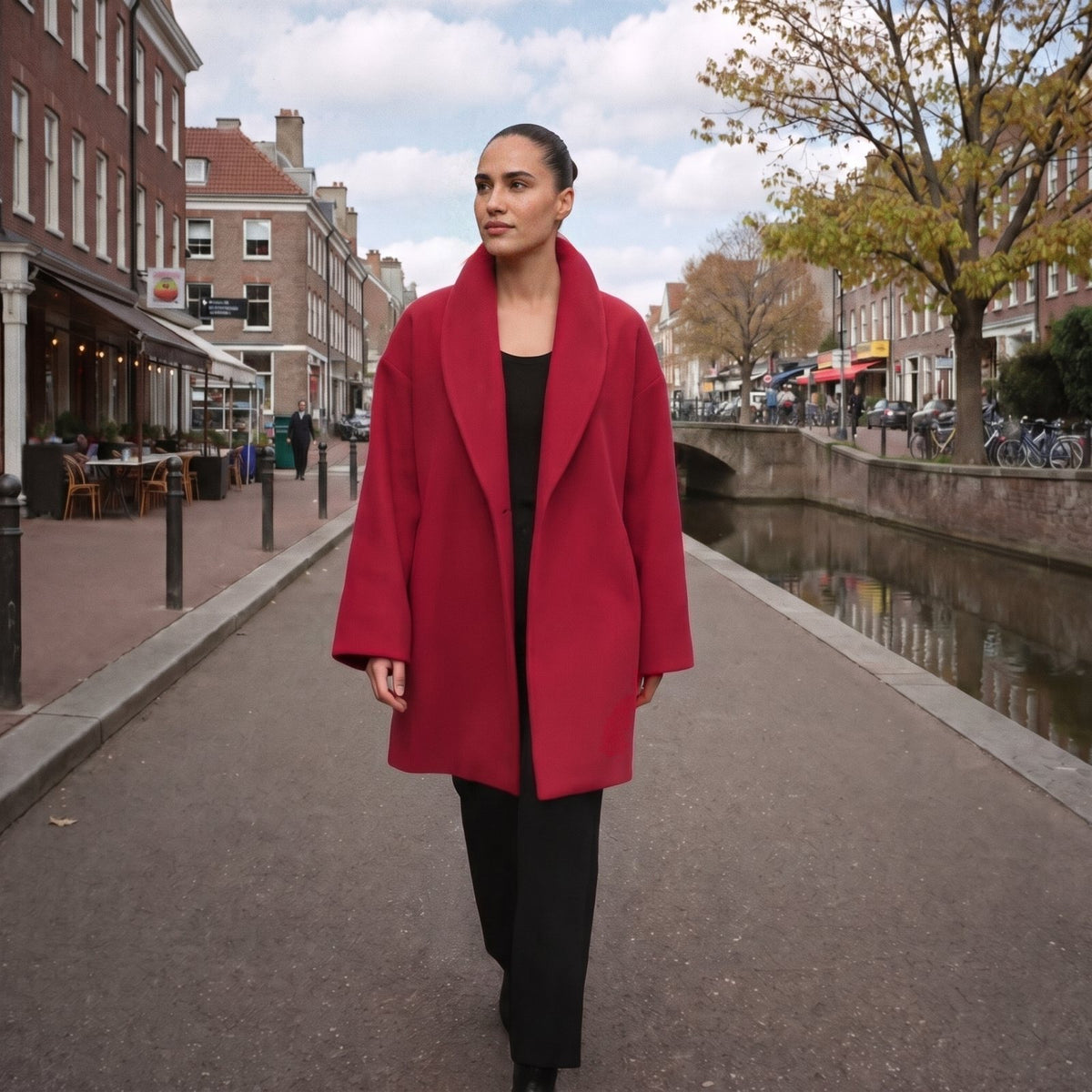Oversized wollen jas met sjaalkraag voor dames in rood, gedragen aan de Oudegracht in Utrecht