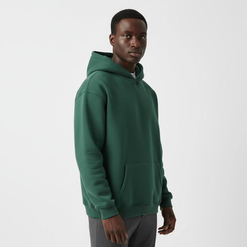 Heavyweight hoodie voor heren in donkergroen, gedragen, voorkant