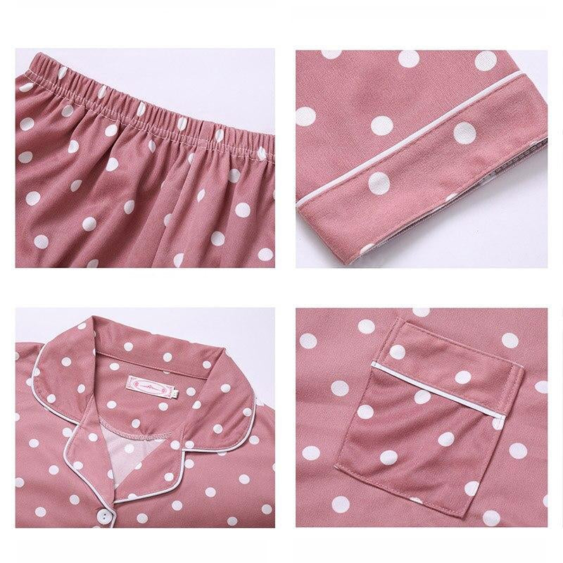 Oudroze gestipte pyjama in close-up: elastische tailleband, manchet met bies, reverskraag en borstzak