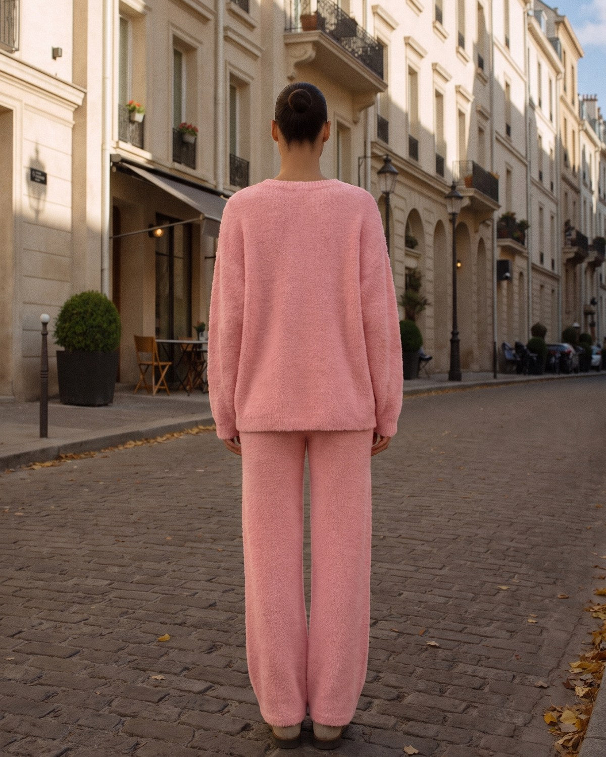 Roze gebreide trui en wijde broek, gedragen door model op straat | Boutique Moda