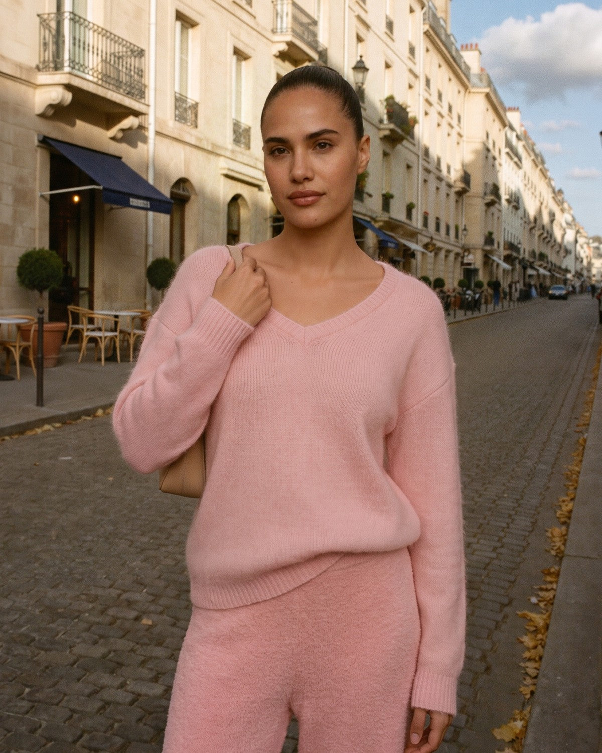 Roze co-ord set, close-up van de zachte trui met V-hals aan een model