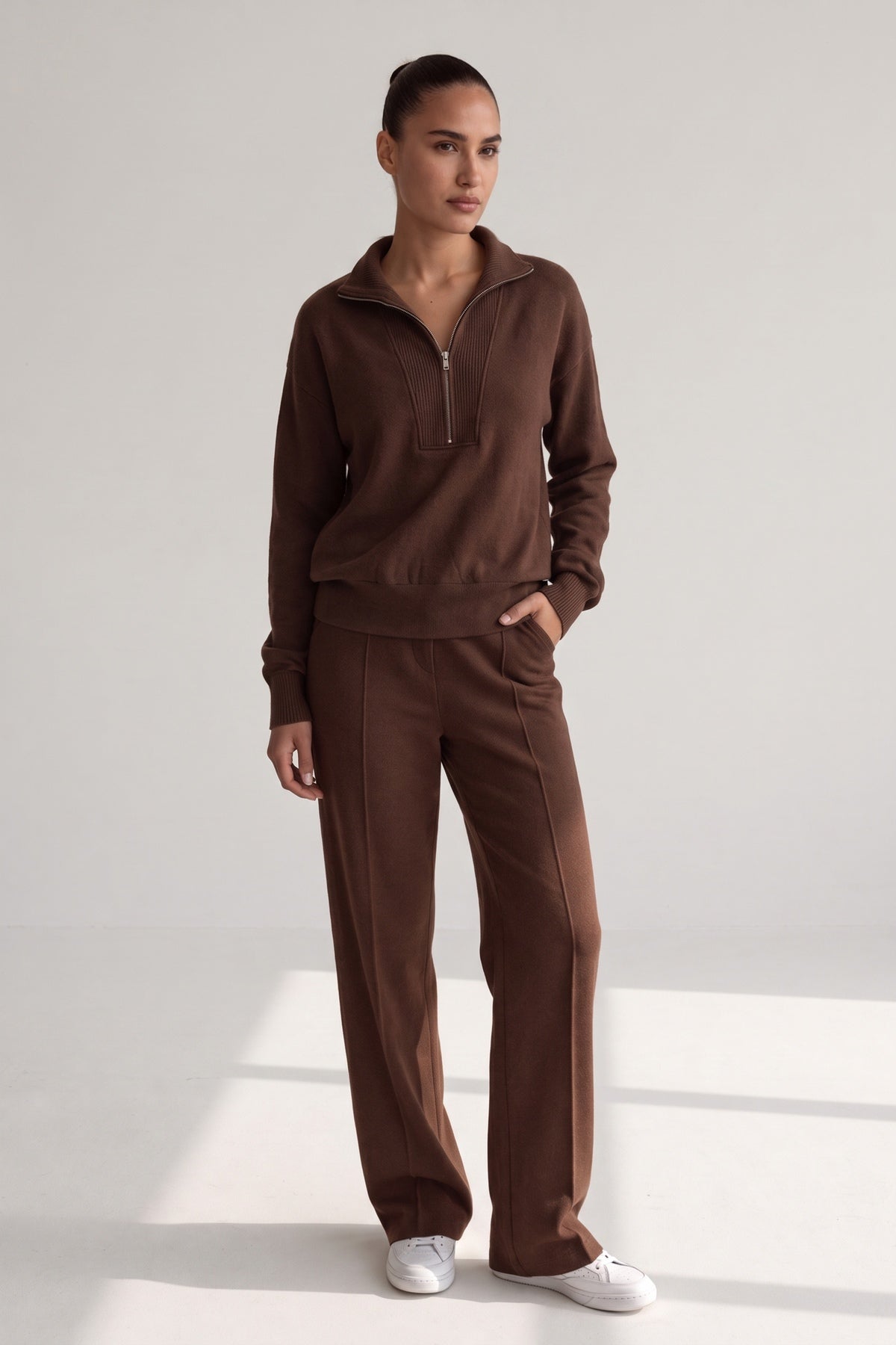 Gebreide tweedelige set met halfzip-trui en wijde broek in bruin, gedragen, volledige lengte