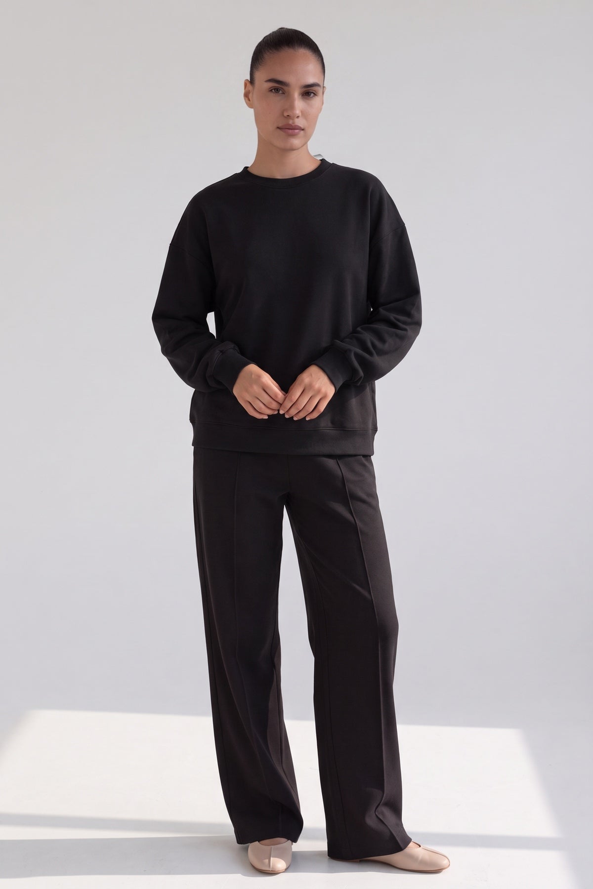 Co-ord set met sweater met ronde hals en wijde broek in zwart, gedragen, volledige lengte
