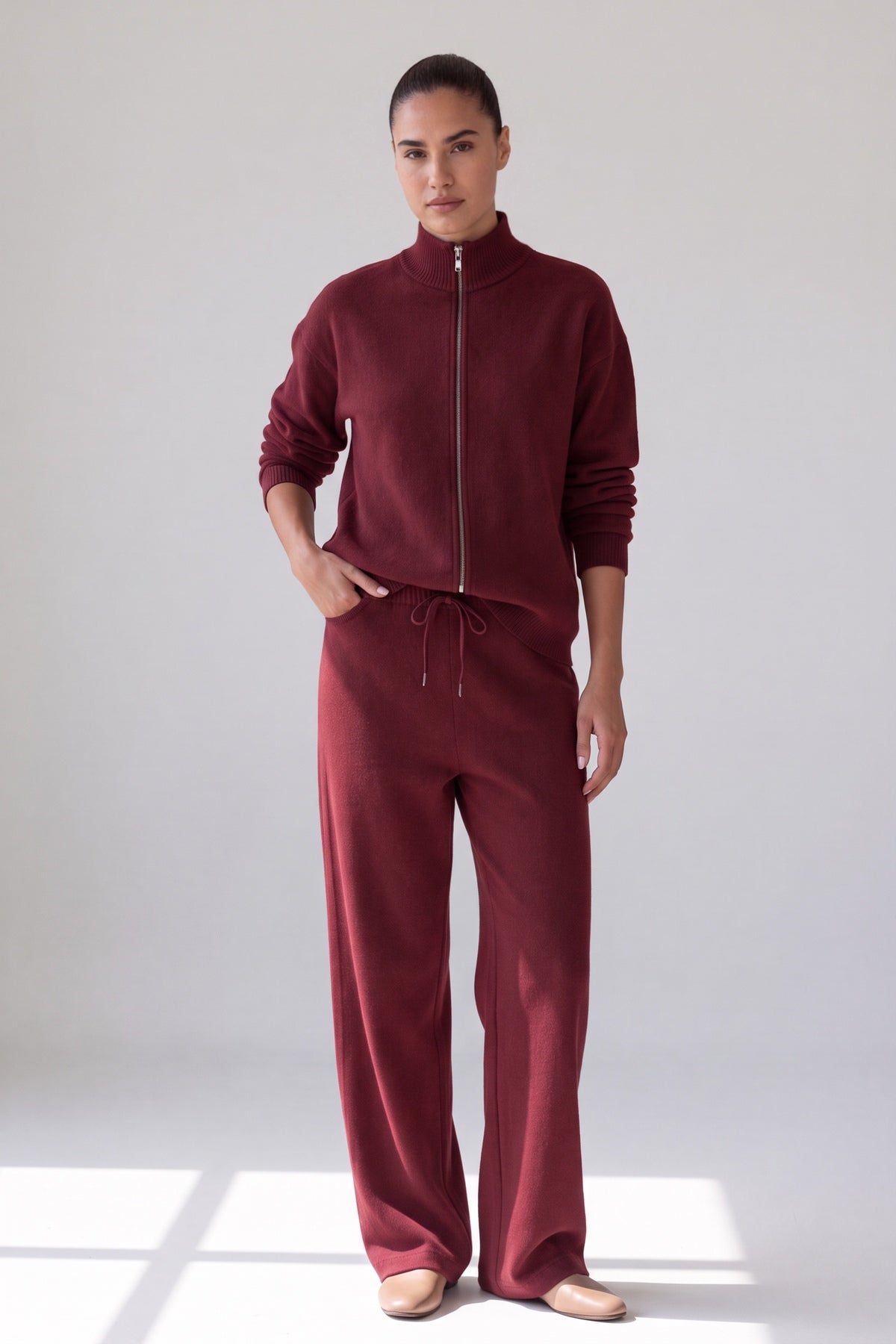 Gebreide co-ord set met ritsvest en wijde broek in bordeaux, gedragen, volledige lengte