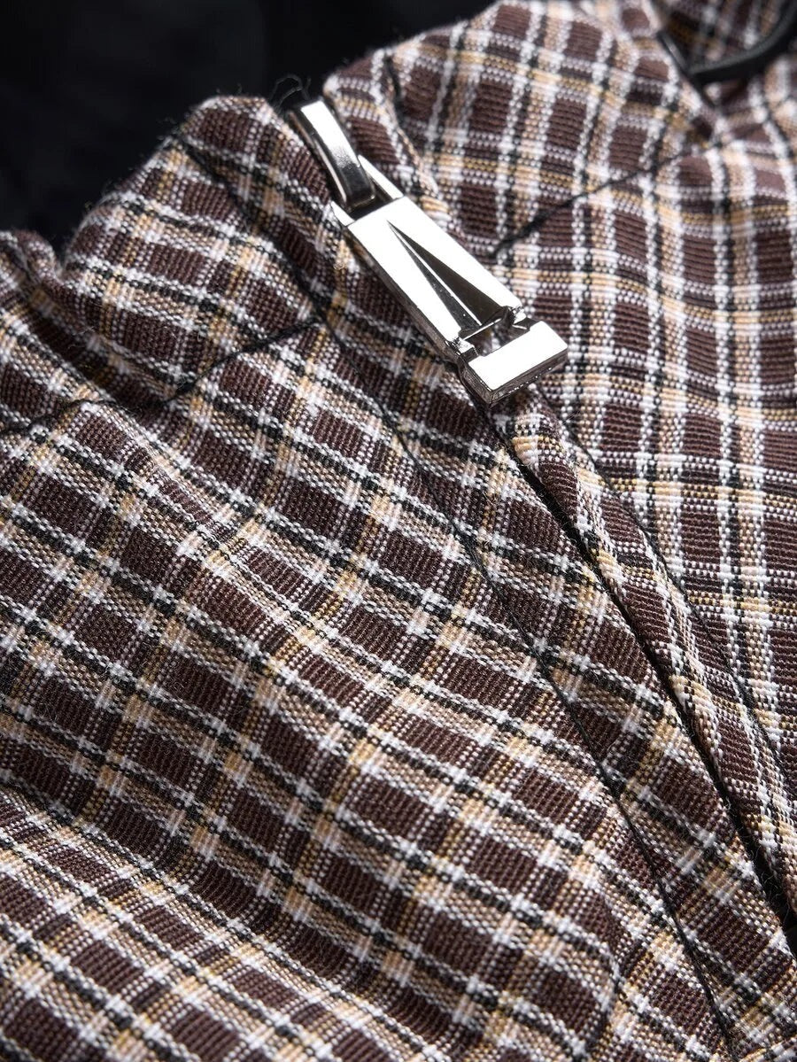 Korte herenjas met capuchon in bruin geruit, close-up van de ritsen