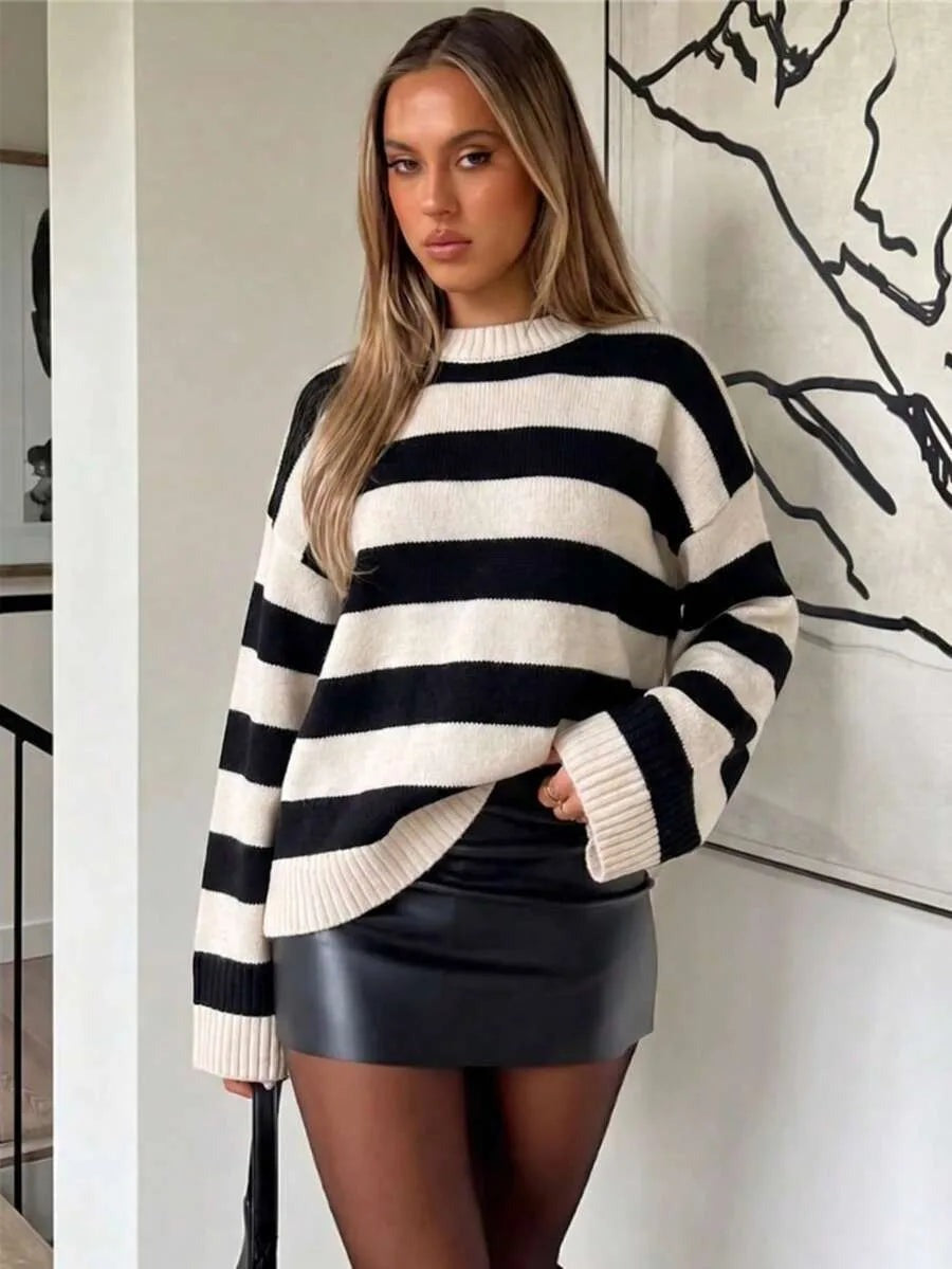 Oversized trui met ronde hals in zwart-wit gestreept, gedragen
