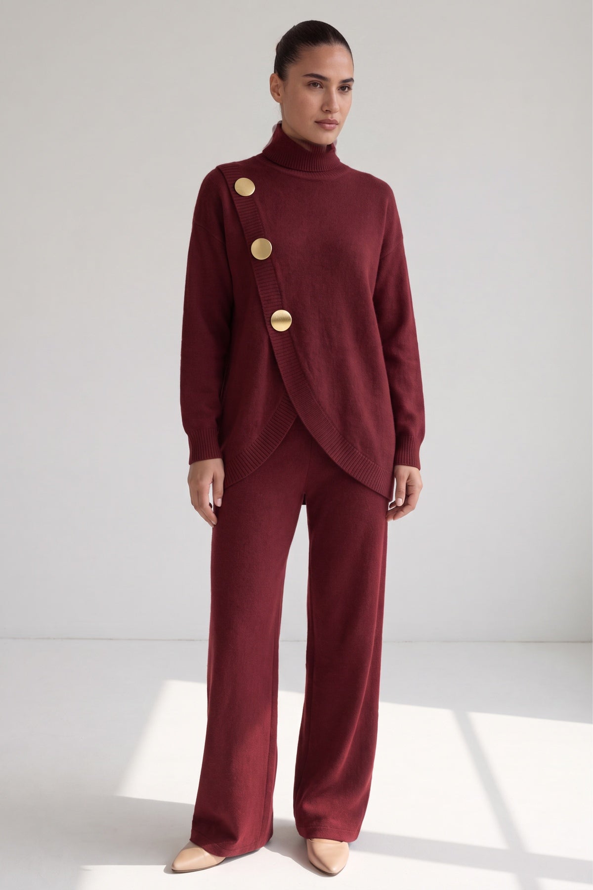 Gebreide co-ord set met coltrui met overslag, goudkleurige knopen en wijde broek in bordeaux, gedragen, volledige lengte