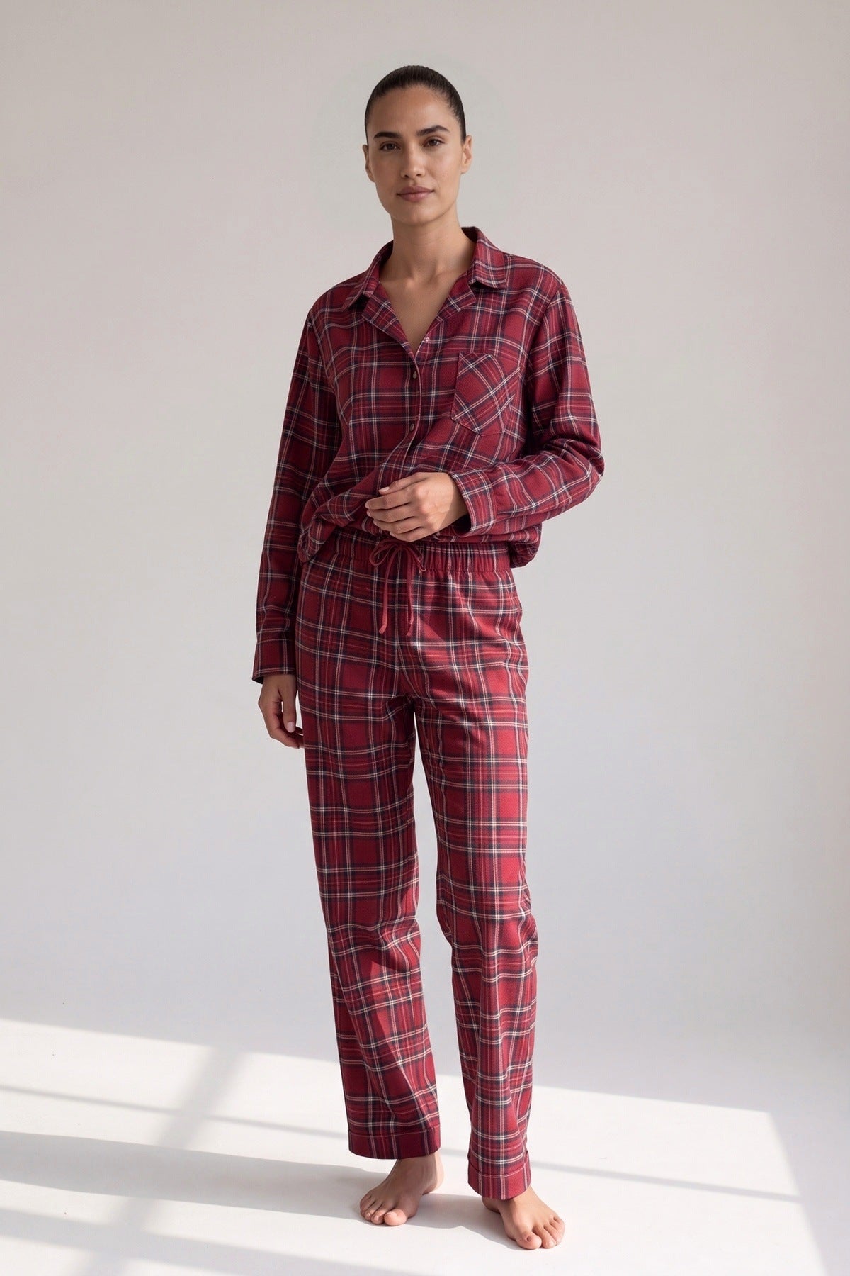 Bordeaux geruite flanellen pyjama, gedragen, vooraanzicht