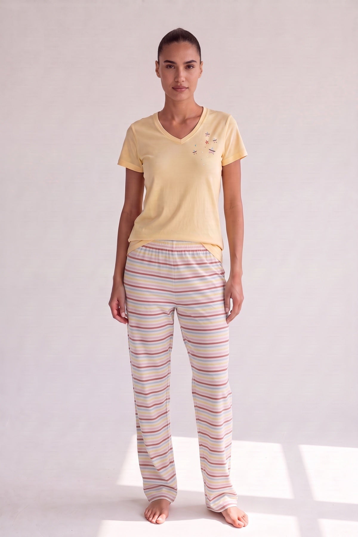Geel pyjamashirt met korte mouwen en gestreepte broek, gedragen, vooraanzicht