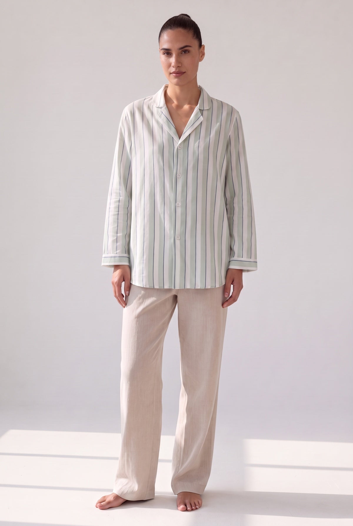 Gestreept katoenen pyjamashirt in wit met saliegroene en blauwe strepen, gedragen, volledige lengte