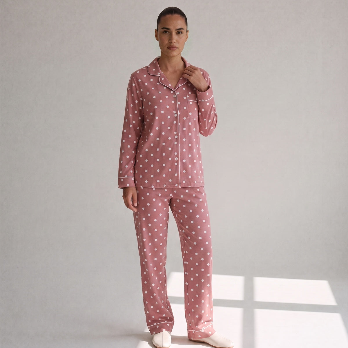 Pyjama oudroze gestipt met doorknoopshirt aan een model, vooraanzicht