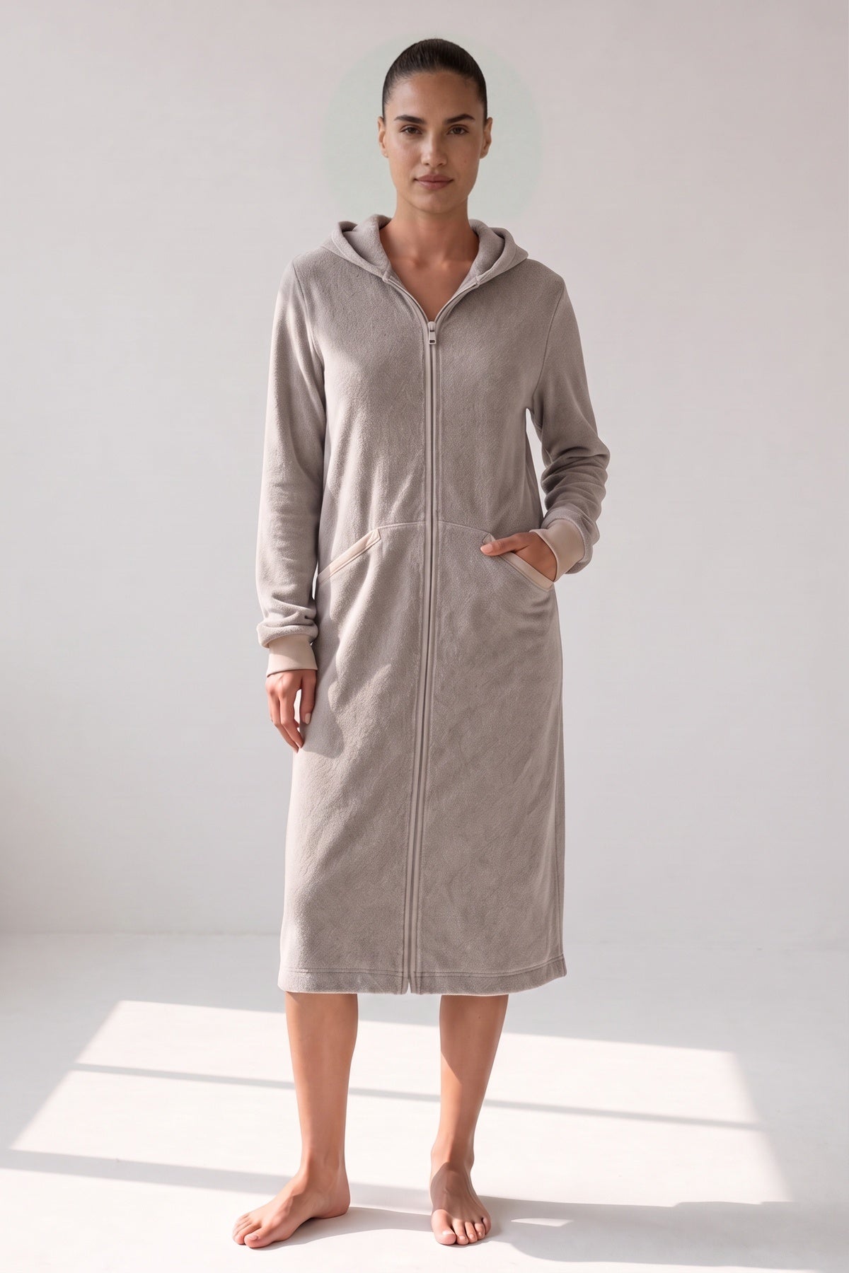 Taupe badjas met rits en capuchon, gedragen, vooraanzicht