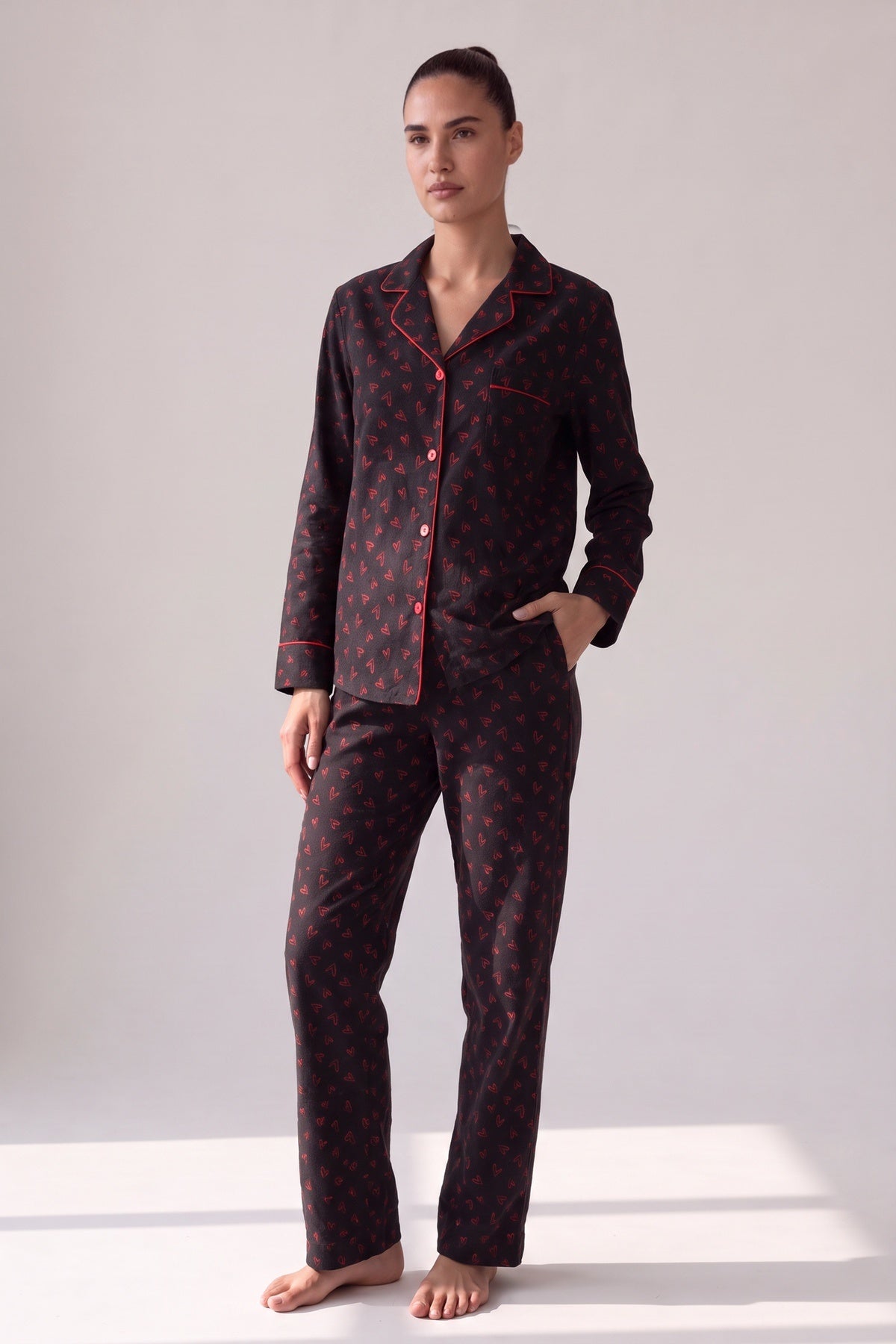 Zwarte flanellen pyjama met rode hartjes en rode satijnen biezen, gedragen, vooraanzicht