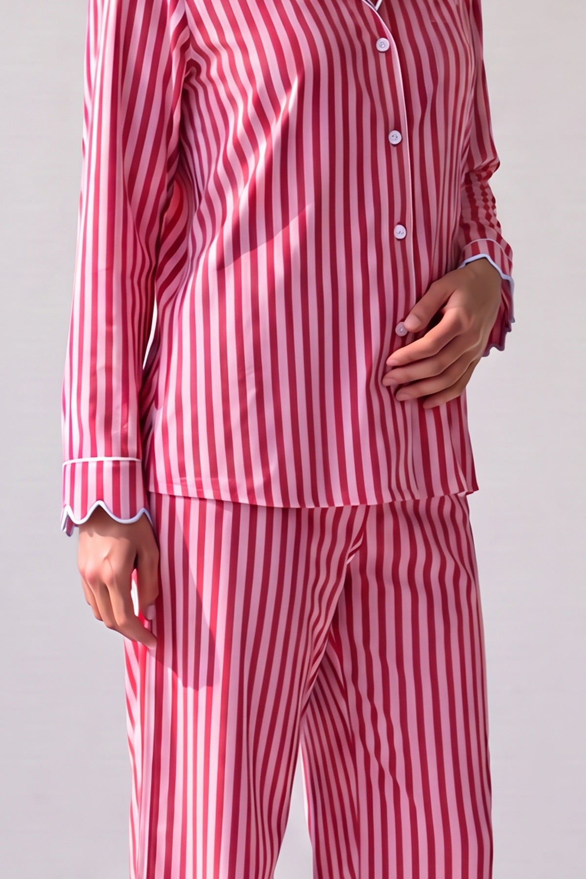 Roze-rood gestreepte bamboejersey met parelmoerkleurige knopen, stofdetail