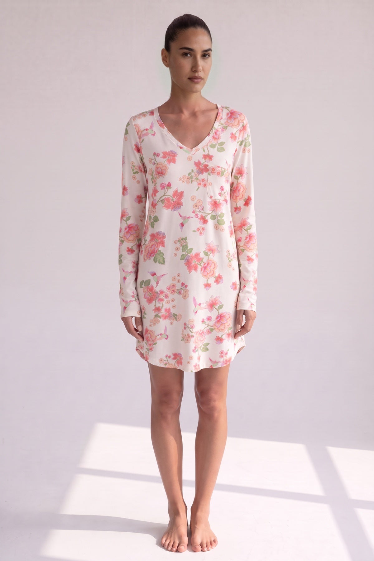 Wit slaapshirt met bloemenprint en lange mouwen, gedragen, vooraanzicht