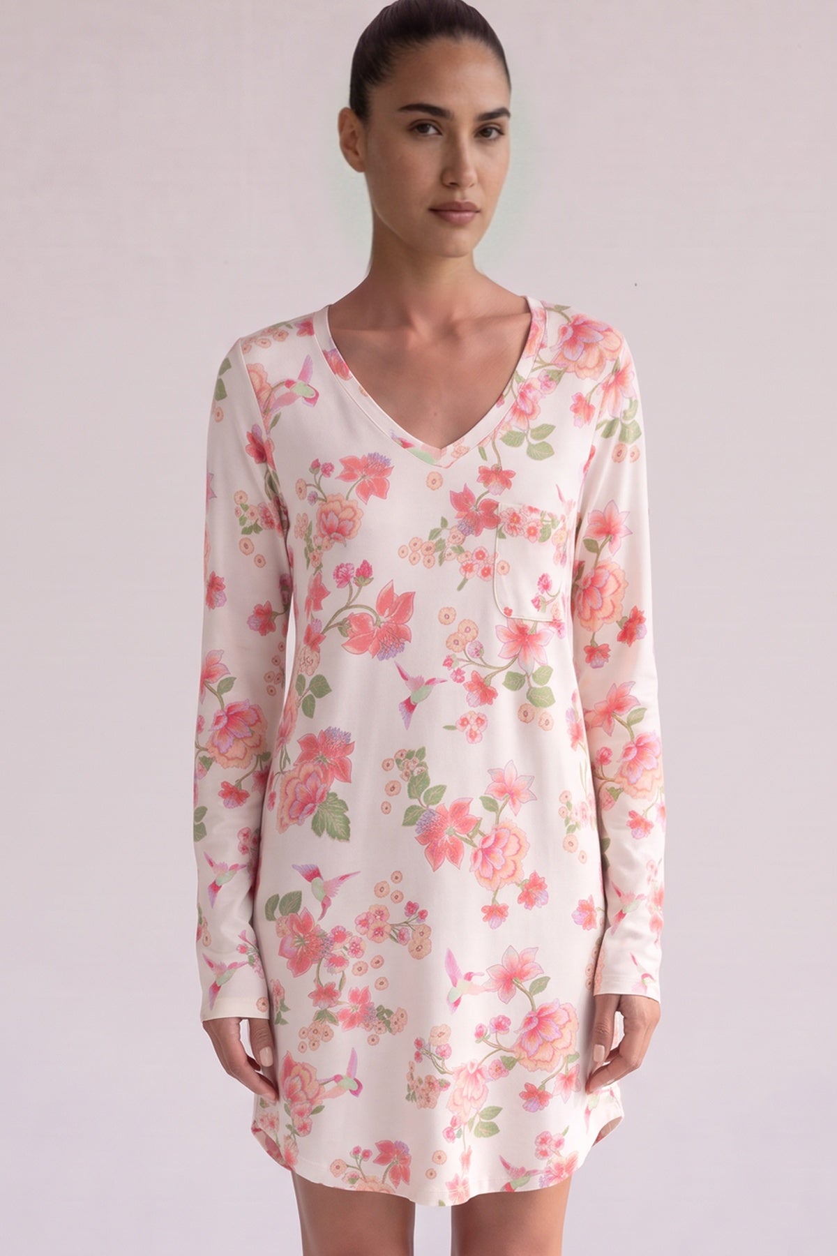 Slaapshirt met bloemenprint, V-hals en borstzak, close-up