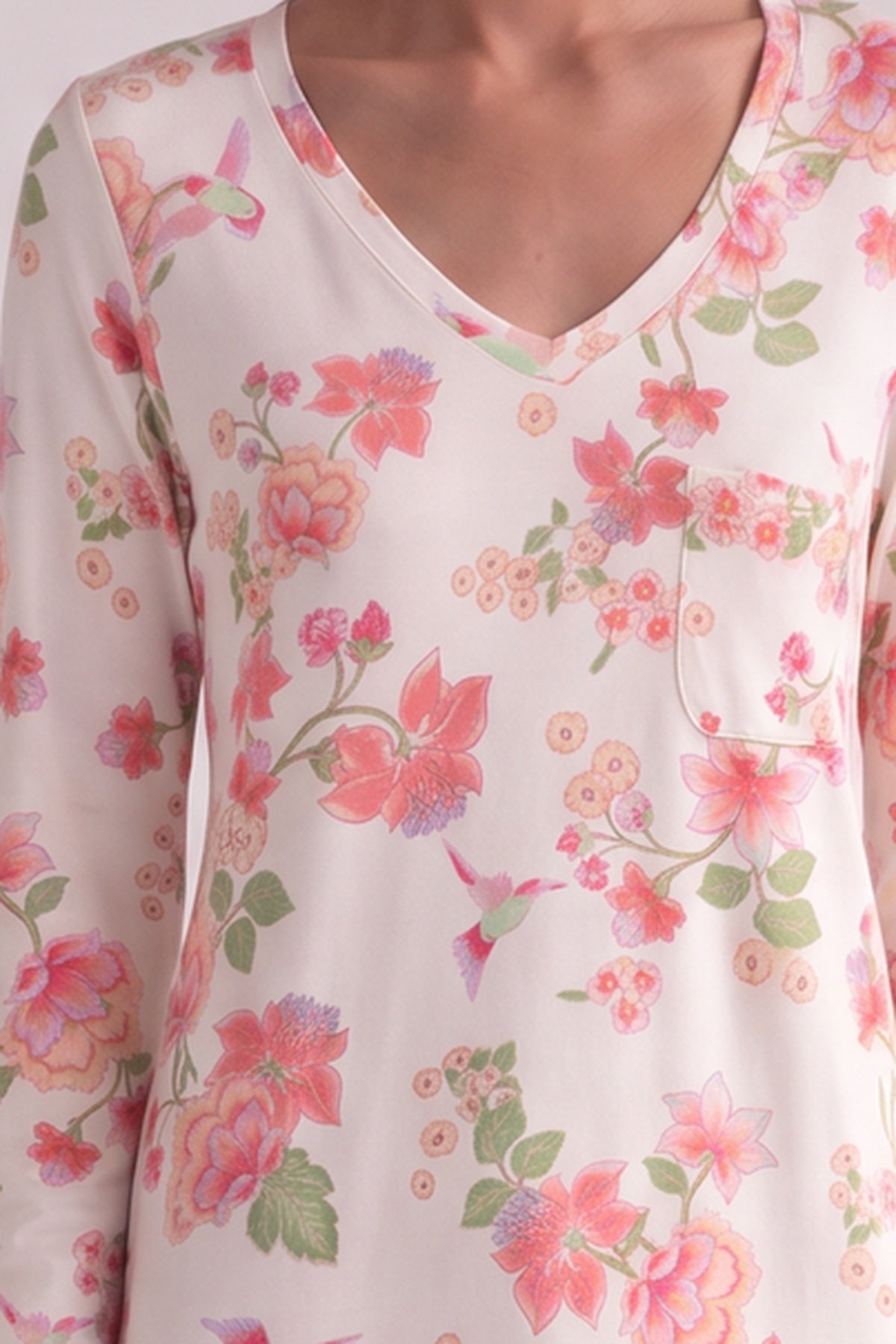 Bloemenprint met kleine kolibries op zachte witte tricot, stofdetail