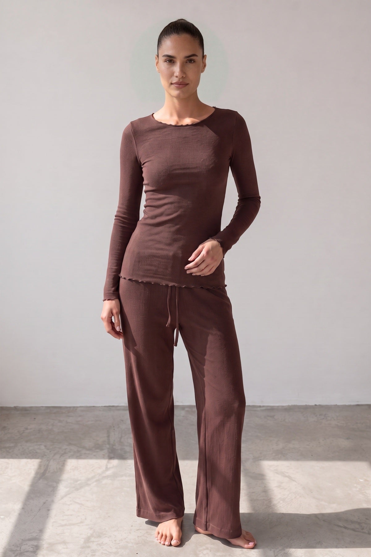 Chocoladebruine geribde pyjama met wijde broek, gedragen, vooraanzicht