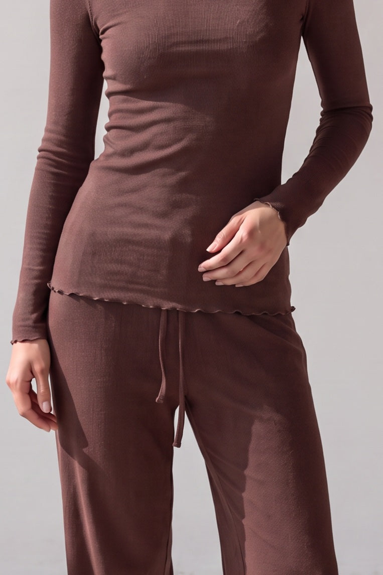 Chocoladebruine geribde pyjama met golfrand en zachte elastische tailleband, stofdetail