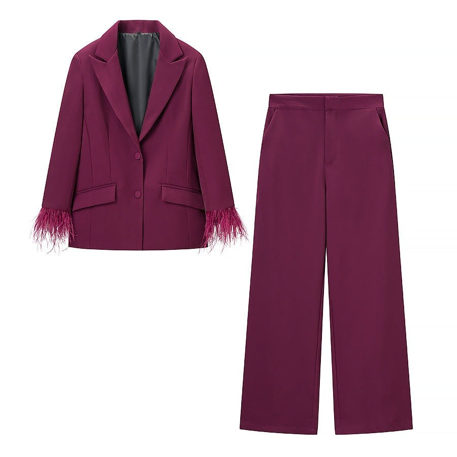 Smokingbroekpak met veren aan de mouwen in bordeaux, blazer en broek zonder model