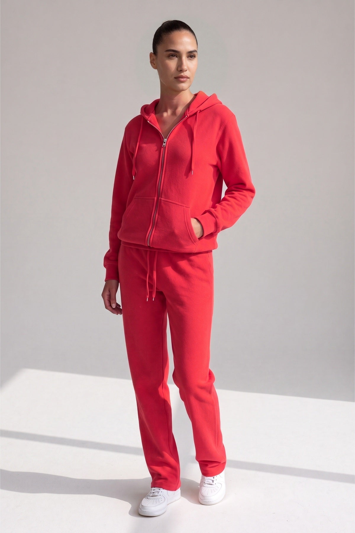 Rode fleece hoodie met rits en bijpassende rechte broek, gedragen, vooraanzicht