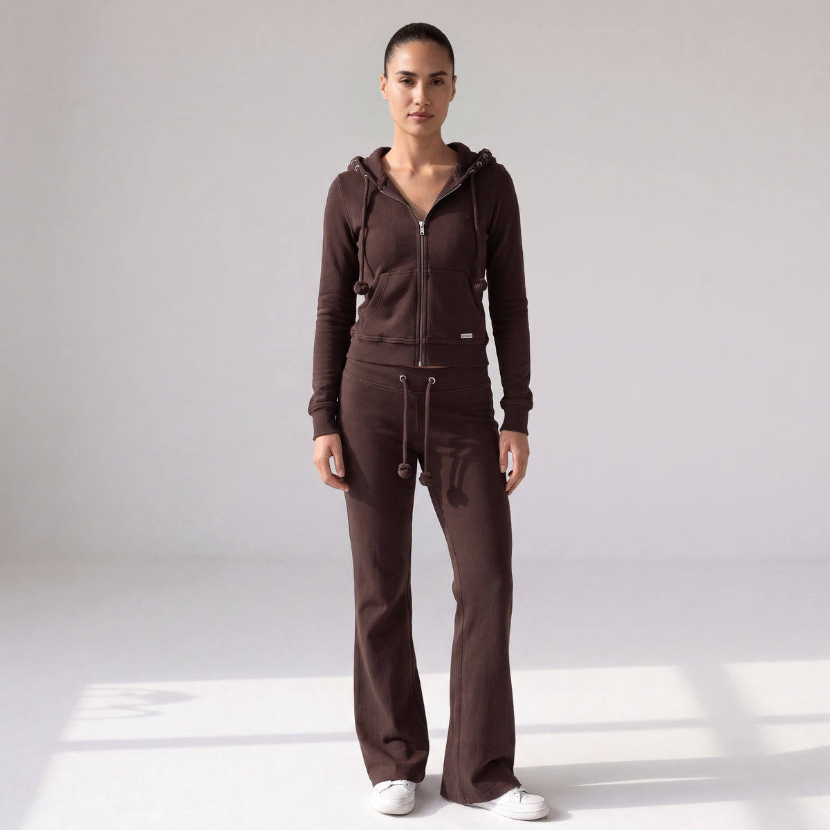 Hoodie set met gebreid ritsvest en flared broek in donkerbruin, gedragen, volledige lengte
