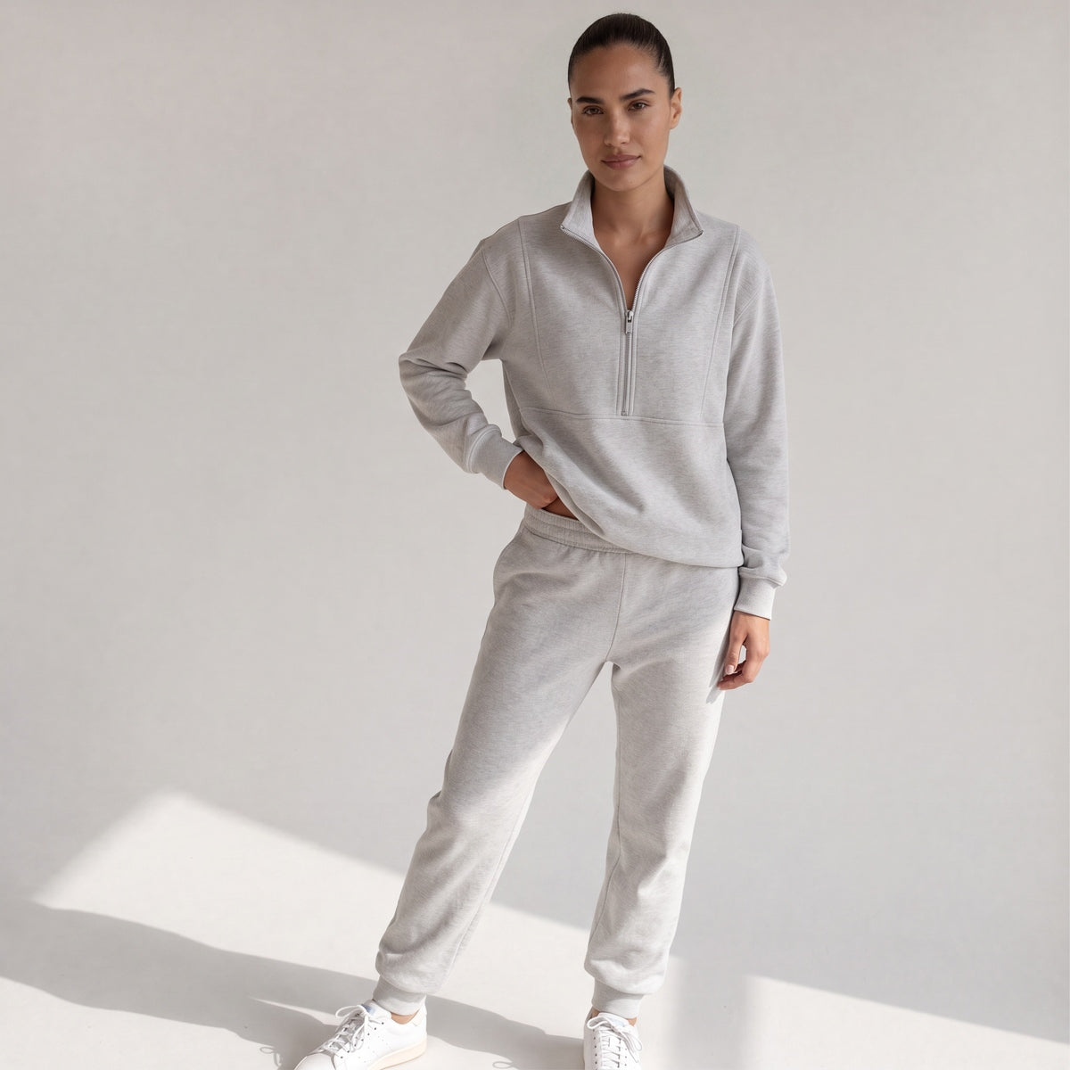 Loungewear set met halfzip sweater en joggingbroek in lichtgrijs, gedragen, volledige lengte
