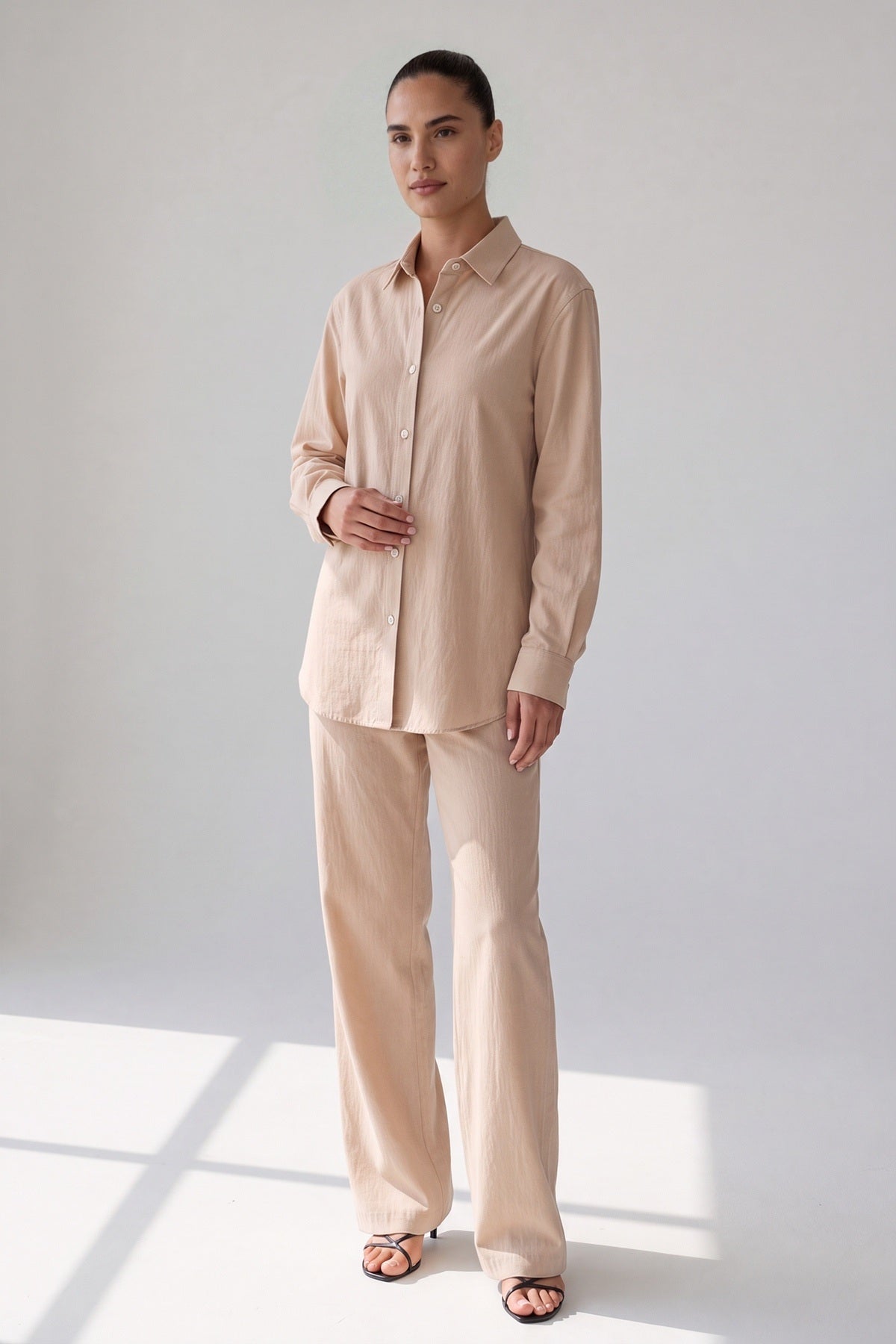 Doorknoopblouse en wijde broek in nude, gedragen, vooraanzicht van top tot teen