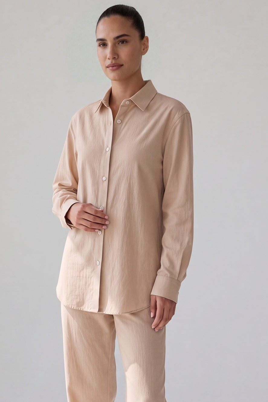 Oversized doorknoopblouse in nude met klassieke kraag, gedragen, close-up