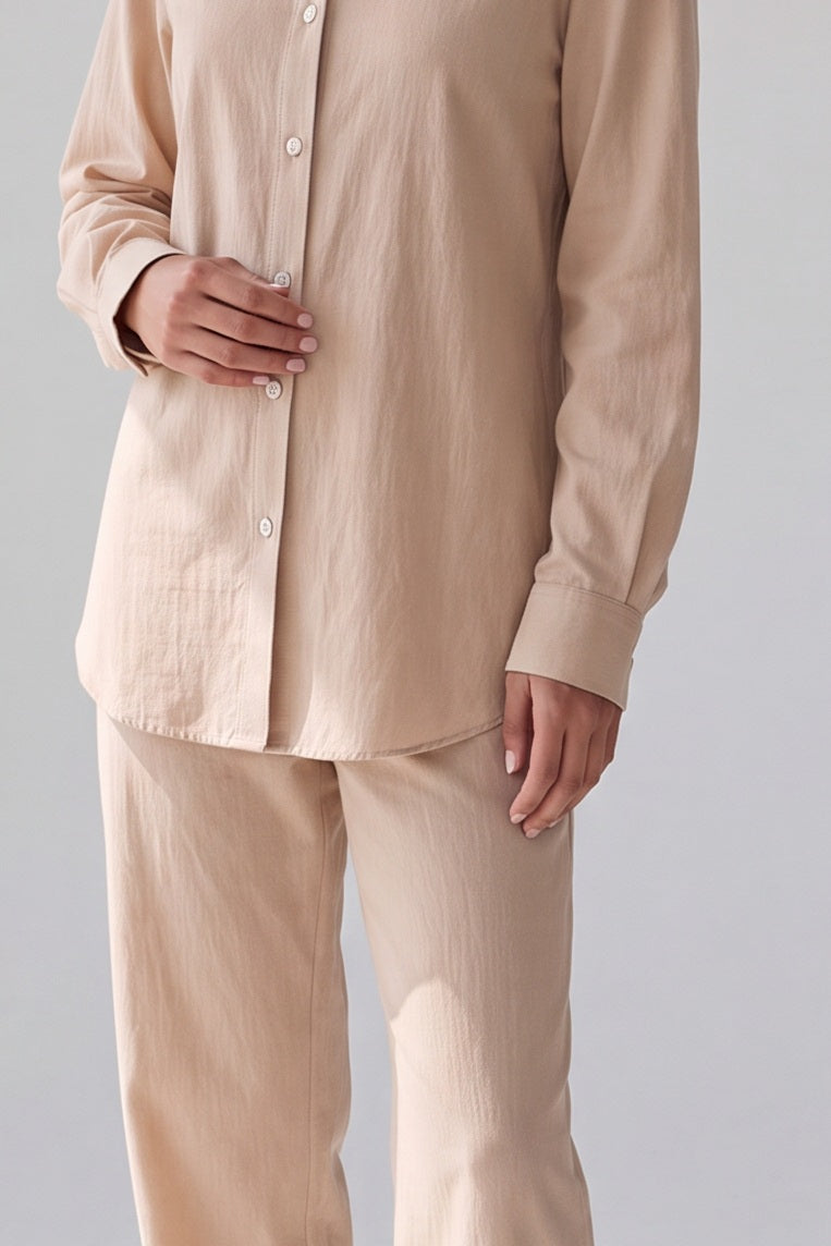 Detailfoto van de doorknoopblouse in nude