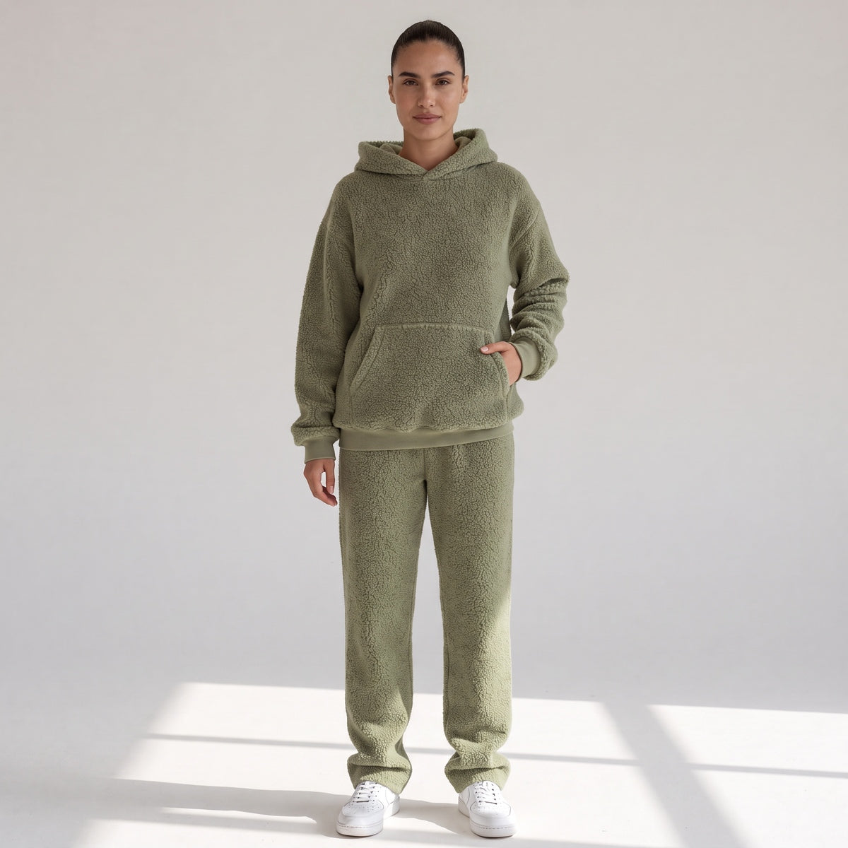 Teddy loungeset met hoodie en ruime broek in saliegroen, gedragen, volledige lengte