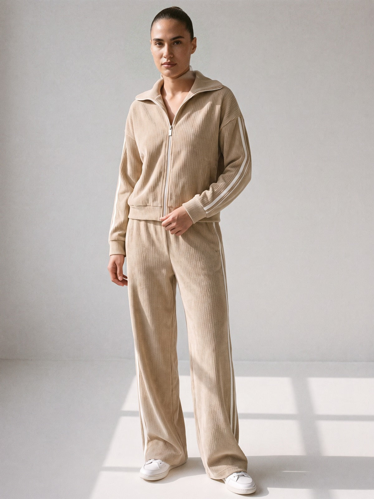 Geribd huispak met ritsvest en wijde broek met zijstrepen in beige, gedragen, volledige lengte
