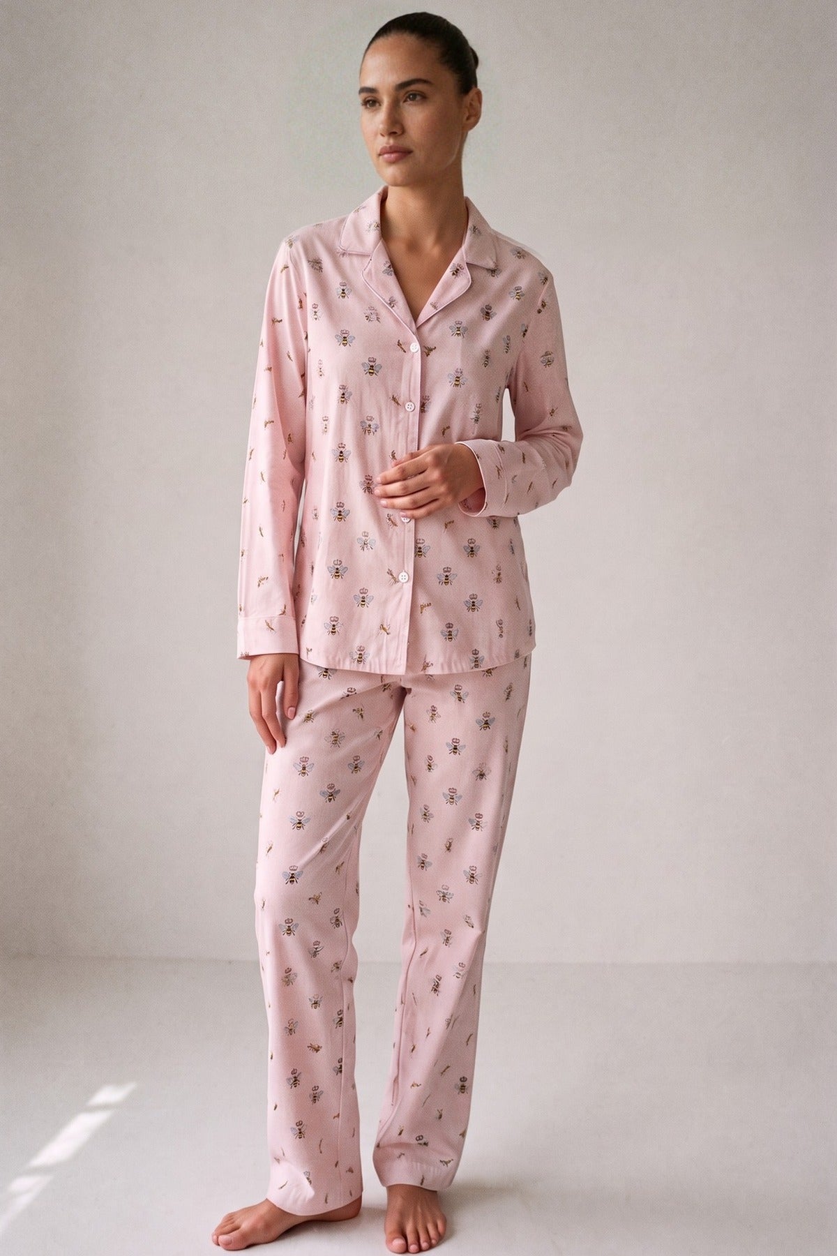 Roze flanellen pyjama met gekroonde bijtjes, gedragen, vooraanzicht