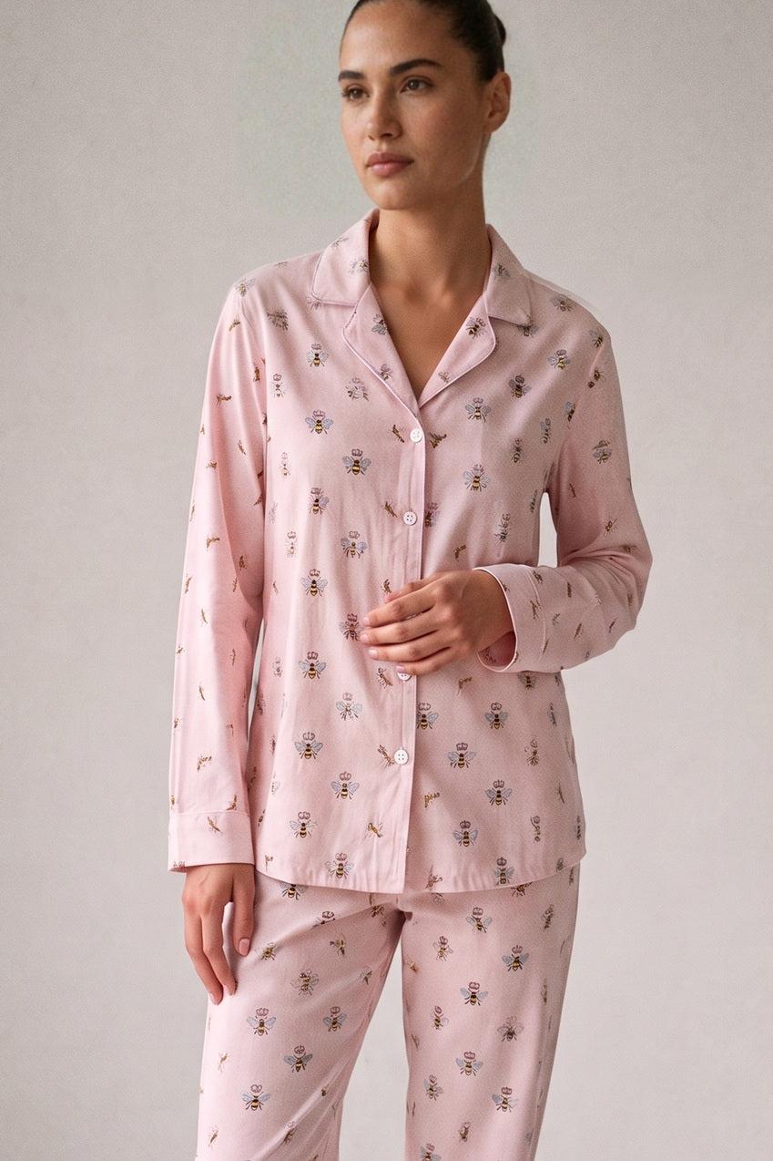 Roze flanellen pyjamatop met reverskraag en bijenprint, close-up