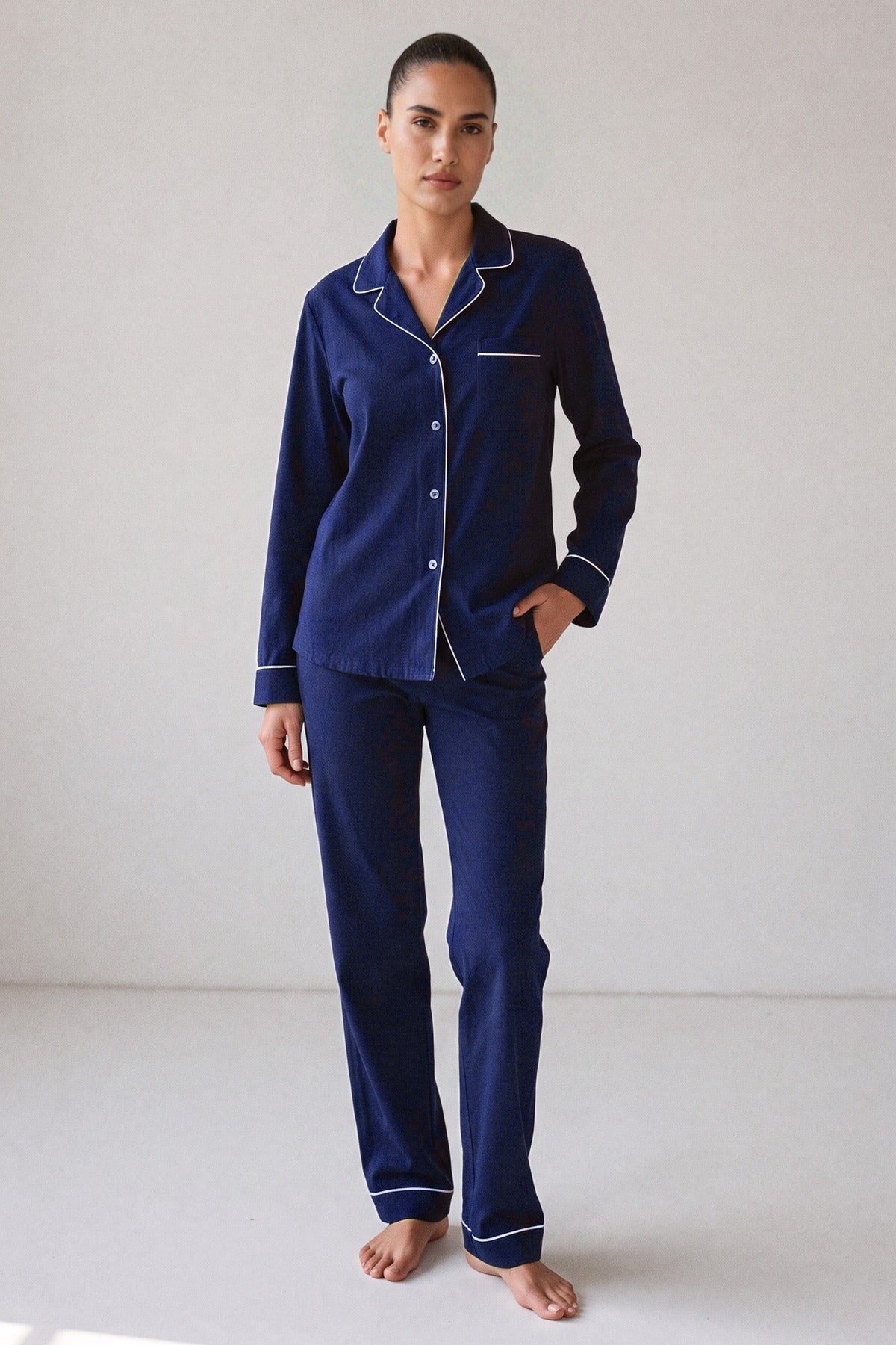 Marineblauwe flanellen pyjama met witte biezen, gedragen, vooraanzicht
